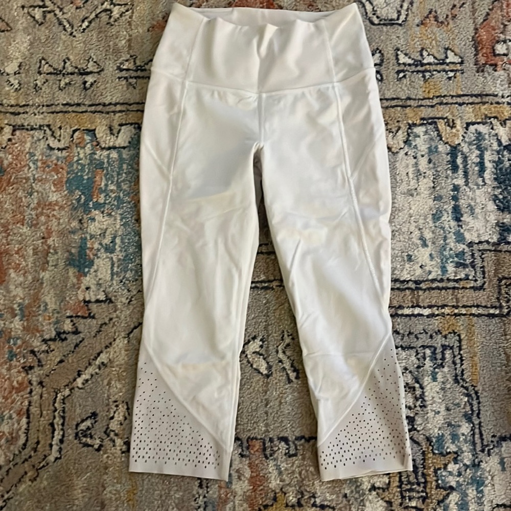 Lululemon size 6 white cropped leggings